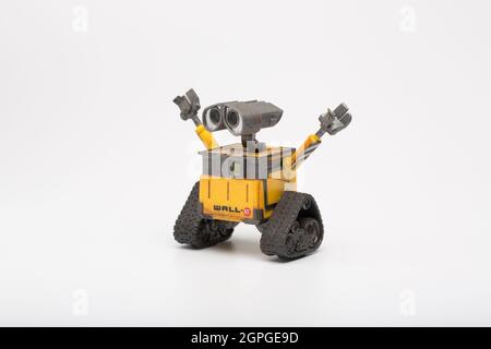 Moskau, Russland - 29. September 2021: SPIELZEUGFIGUR DES WALL-E-Roboters aus dem computeranimierten Science-Fiction-Film der Pixar Animation Studios. Stockfoto