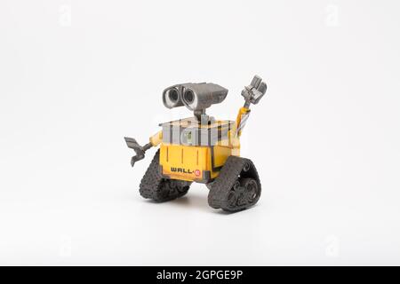 Moskau, Russland - 29. September 2021: SPIELZEUGFIGUR DES WALL-E-Roboters aus dem computeranimierten Science-Fiction-Film der Pixar Animation Studios. Stockfoto