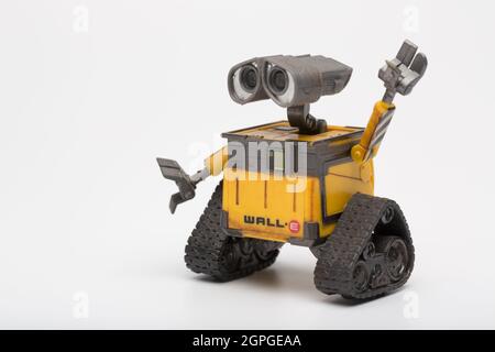 Moskau, Russland - 29. September 2021: SPIELZEUGFIGUR DES WALL-E-Roboters aus dem computeranimierten Science-Fiction-Film der Pixar Animation Studios. Stockfoto