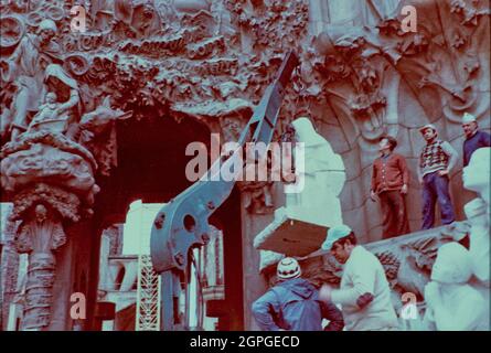 Sagrada Familia (Natiivity Fassade): Platzierung der Gruppe der Anbetung der Hirten, 12-01-1981. AUTOR: JOAQUIM ROS BOFARULL. Stockfoto