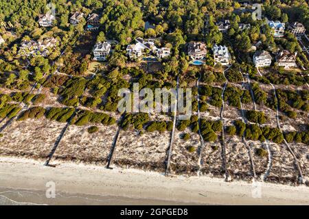 Luftaufnahme der Strandpromenade über die Dünen von privaten Luxushäusern bis zum Strand auf Kiawah Island, South Carolina. Stockfoto