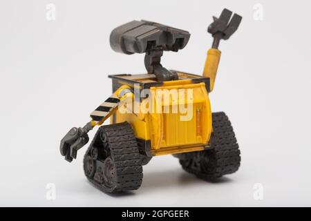 Moskau, Russland - 29. September 2021: SPIELZEUGFIGUR DES WALL-E-Roboters aus dem computeranimierten Science-Fiction-Film der Pixar Animation Studios. Stockfoto