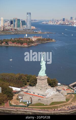 Das Freiheitsstatue National Monument aus der Luft mit Ellis Island, Manhattan, dem East River und Brooklyn im Hintergrund Stockfoto