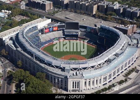 New Yankee Stadium von einem Hubschrauber aus an einem sonnigen Tag in New York City, USA Stockfoto