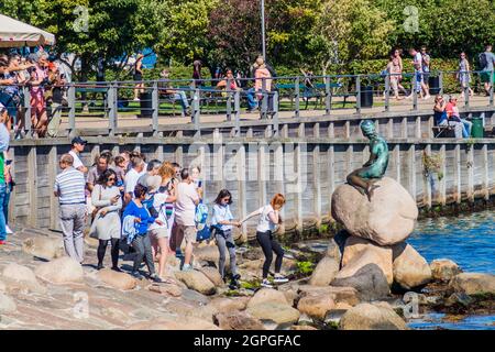 KOPENHAGEN, DÄNEMARK - 26. AUGUST 2016: Kleine Meerjungfrau-Statue, umgeben von einer Menge von Touristen, die in Kopenhagen, Dänemark, fotografieren Stockfoto