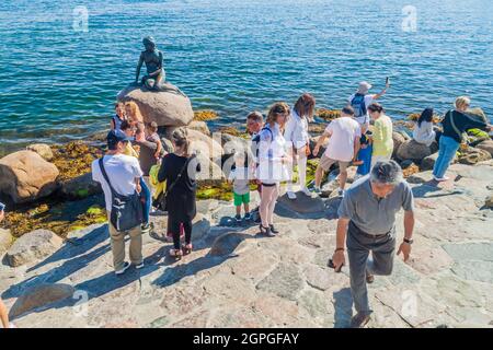 KOPENHAGEN, DÄNEMARK - 26. AUGUST 2016: Kleine Meerjungfrau-Statue, umgeben von einer Menge von Touristen, die in Kopenhagen, Dänemark, fotografieren Stockfoto