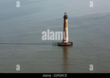 Luftaufnahme von Morris Island Light, einem Küstenleuchtturm aus dem Jahr 1976 auf Morris Island, South Carolina. Erosion und steigende Meere haben die Insel umgeben, die jetzt mehrere hundert Meter vor der Küste steht. Stockfoto