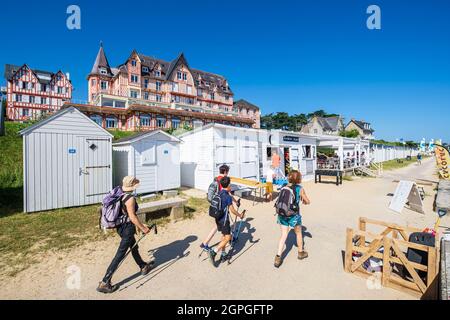 Frankreich, Cotes d'Armor, Saint-Cast-le-Guildo, ehemaliges Grand Hotel Ar VRO vor dem Great Beach entlang des Wanderwegs GR 34 oder Zollwegs Stockfoto