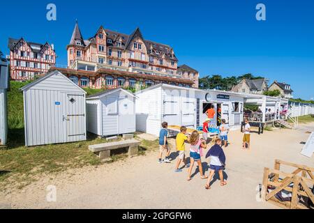 Frankreich, Cotes d'Armor, Saint-Cast-le-Guildo, ehemaliges Grand Hotel Ar VRO vor dem Great Beach entlang des Wanderwegs GR 34 oder Zollwegs Stockfoto