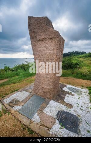 Frankreich, Cotes d'Armor, Plouha, Gedenkstele des Shelburn Resistance Network während des Zweiten Weltkriegs entlang des Wanderweges GR 34 oder des Zollweges Stockfoto