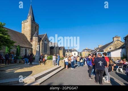 Frankreich, Cotes d'Armor, Hillion entlang des GR 34-Wanderweges oder Zollweges, Feierlichkeiten zum 14. Juli vor der Kirche Saint-Jean-Baptiste (11. Jahrhundert) Stockfoto