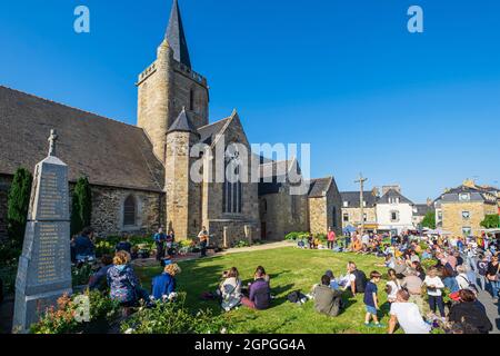 Frankreich, Cotes d'Armor, Hillion entlang des GR 34-Wanderweges oder Zollweges, Feierlichkeiten zum 14. Juli vor der Kirche Saint-Jean-Baptiste (11. Jahrhundert) Stockfoto