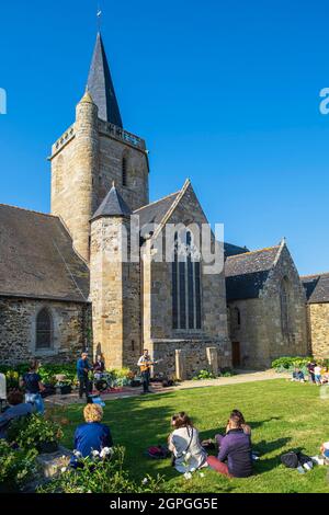 Frankreich, Cotes d'Armor, Hillion entlang des GR 34-Wanderweges oder Zollweges, Feierlichkeiten zum 14. Juli vor der Kirche Saint-Jean-Baptiste (11. Jahrhundert) Stockfoto