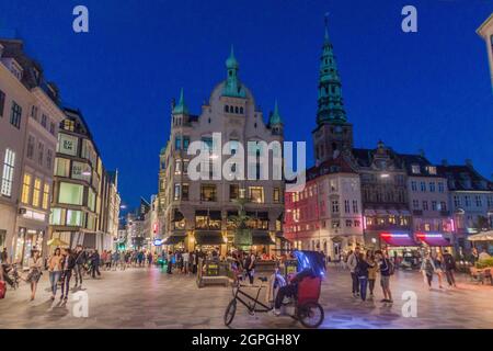 KOPENHAGEN, DÄNEMARK - 27. AUGUST 2016: Abendansicht des Hojbro Plads Platzes in Kopenhagen, Dänemark Stockfoto