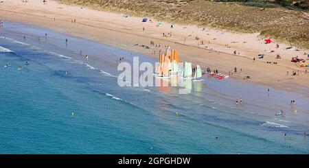 Frankreich, Charente Maritime, Le Bois Plage en Ré, Segelboote und Schwimmer am Strand im Sommer (Luftaufnahme) Stockfoto