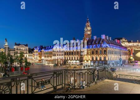 Frankreich, Nord, Lille, Place du General De Gaulle oder Grand Place, die alte Börse und Glockenturm der Industrie- und Handelskammer in den Hintergrund Stockfoto