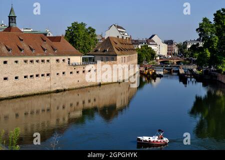 Frankreich, Bas Rhin, Straßburg, Altstadt, die von der UNESCO zum Weltkulturerbe erklärt wurde, der Vauban-Staudamm am Fluss Ill, die ehemalige Commanderie Saint Jean, wurde zur Nationalen Verwaltungsschule Stockfoto