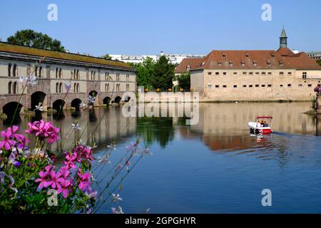 Frankreich, Bas Rhin, Straßburg, Altstadt, die von der UNESCO zum Weltkulturerbe erklärt wurde, der Vauban-Staudamm am Fluss Ill, die ehemalige Commanderie Saint Jean, wurde zur Nationalen Verwaltungsschule Stockfoto