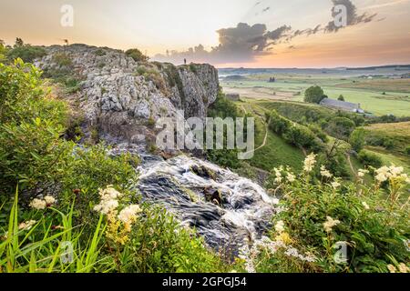 Frankreich, Lozere, regionaler Naturpark Aubrac, Nasbinals, Deroc-Wasserfall, Cascade du Deroc, basaltischer Fluss Stockfoto