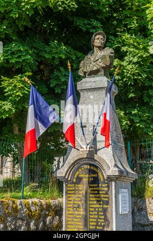 Frankreich, Lozère, Aubrac Regionaler Naturpark, Recoules d'Aubrac, das Dorf und die Kirche Saint Jean Baptiste Stockfoto