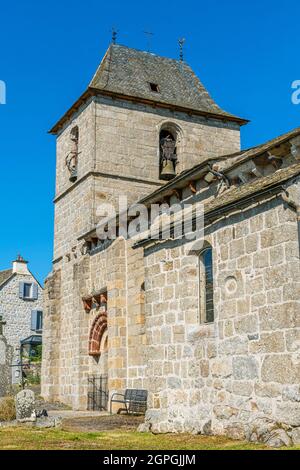 Frankreich, Lozère, Aubrac Regionaler Naturpark, Recoules d'Aubrac, das Dorf und die Kirche Saint Jean Baptiste Stockfoto