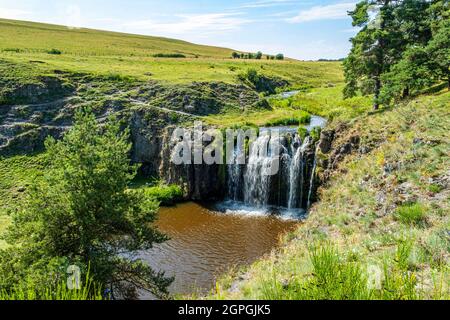 Frankreich, Auvergne, Cantal, Allanche, regionaler Naturpark der Vulkane der Auvergne, Veyrines-Kaskade, Hochebene von Cezallier Stockfoto