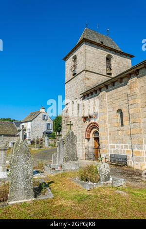 Frankreich, Lozère, Aubrac Regionaler Naturpark, Recoules d'Aubrac, das Dorf und die Kirche Saint Jean Baptiste Stockfoto