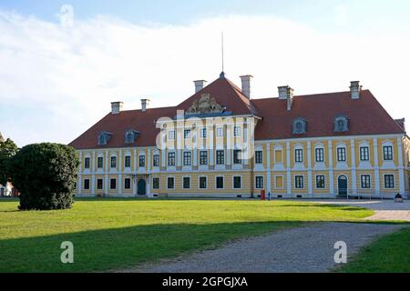 Kroatien, Slawonien, Vukovar, Schloss Eltz, Barockpalast aus dem 18. Jahrhundert, in dem sich das städtische Museum von Vukovar befindet, das nach dem Kroatienkrieg zerstört und 2011 restauriert wurde Stockfoto