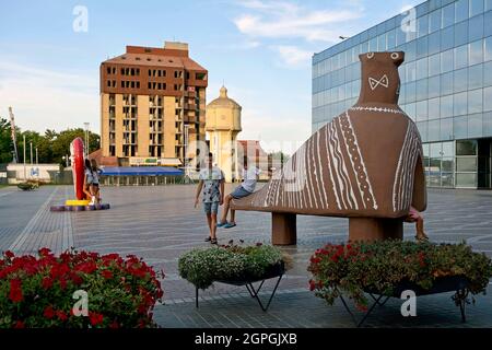 Kroatien, Slawonien, Vukovar, Statue von Vucedolska golubica, Symbol der Stadt, aus der Kultur von Vucedol (zwischen 3000 und 2200 v. Chr.), der alte Wasserturm im Hintergrund Stockfoto