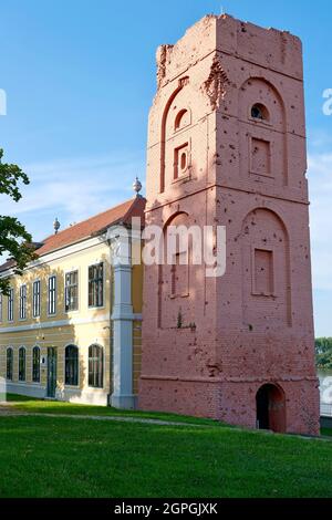 Kroatien, Slawonien, Vukovar, Schloss Eltz, Barockpalast aus dem 18. Jahrhundert, in dem sich das städtische Museum von Vukovar befindet, das nach dem Kroatienkrieg zerstört und 2011 restauriert wurde, haben einige Teile noch die Narben der Zusammenstöße Stockfoto