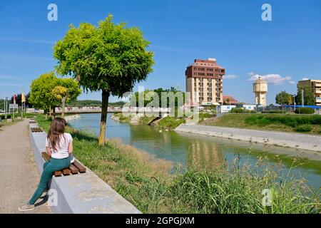 Kroatien, Slawonien, Vukovar, der Fluss Vuka, der in die Donau mündet, mit dem alten Wasserturm und dem Hotel Dunav im Hintergrund Stockfoto