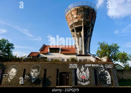 Kroatien, Slawonien, Vukovar, der Wasserturm, Symbol des Widerstands der Stadt gegen den Feind während der Belagerung von Vukovar im Jahr 1991, traf mehr als 600 Mal in 3 Monaten, jetzt ein Denkmal, Soldatenfresko Französisch Jean-Michel Nicolier, Freiwilliger, Andrija Maric und Josip Briski, starb in Afghanistan im Jahr 2019 Stockfoto