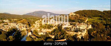 Frankreich, Vaucluse, Vaison la Romaine, Ouveze River zwischen der Unterstadt und der mittelalterlichen Stadt mit der Burg der Grafen von Toulouse aus dem 12. Jahrhundert und dem Monte Ventoux im Hintergrund (Luftaufnahme) Stockfoto