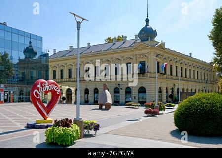 Kroatien, Slawonien, Vukovar, das Herz von Vukovar (Srce), die Statue von Vucedolska golubica und das Grand Hotel (Radnicki dom) Stockfoto