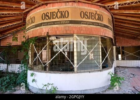 Kroatien, Slawonien, Vukovar, das Dunav Hotel, teilweise restauriert und dann verlassen Stockfoto