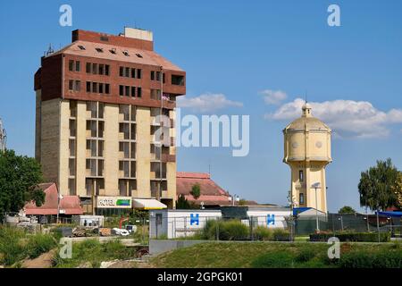 Kroatien, Slawonien, Vukovar, das teilweise restaurierte Hotel Dunav und der alte Wasserturm Stockfoto