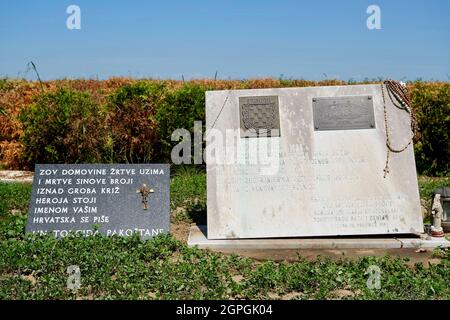 Kroatien, Slawonien, Ovcara, Ovcara Massengrab, November 20, 1991 werden 264 Menschen aus dem Vukovar Krankenhaus von serbischen Truppen gefoltert und hingerichtet, 7 Menschen werden vom ICTY wegen Verbrechen gegen die Menschlichkeit und Kriegsverbrechen angeklagt Stockfoto