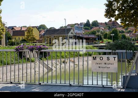 Kroatien, Slawonien, Vukovar, pont (Most) Jean-Michel Nicolier (1966-1991), französischer Freiwilliger, der mit der kroatischen Armee beschäftigt war, wurde während des Massakers von Vukovar in Ovcara getötet und ist zum Symbol des Krieges der kroatischen Unabhängigkeit geworden Stockfoto