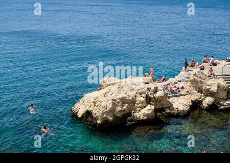 Kroatien, Istrien, Adriaküste, Rovinj, Strand auf den Felsen Stockfoto