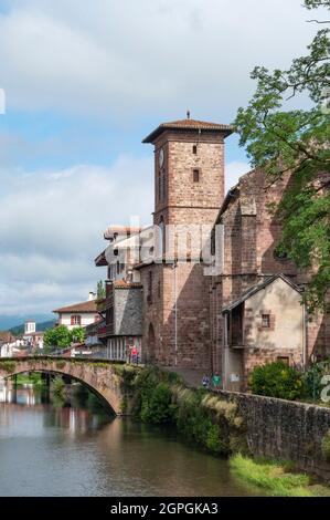 Frankreich, Pyrenees Atlantiques, Pays Basque, Saint-Jean-Pied-de-Port, traditionelle Häuser entlang des Flusses Nive de Béhérobie und der Kirche Mariä Himmelfahrt oder Notre-Dame du Bout du Pont Stockfoto