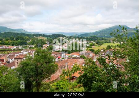 Frankreich, Pyrenäen Atlantiques, Pays Basque, Saint-Jean-Pied-de-Port, Blick auf die Stadt vom Aufstieg zur Zitadelle Stockfoto