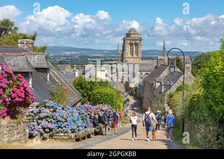 Frankreich, Finistere, Cornouaille, Locronan, beschriftet Les plus Beaux Villages de France (die schönsten Dörfer Frankreichs), Kirche Saint Ronan Stockfoto