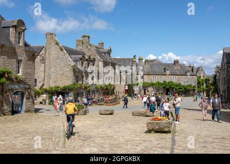 Frankreich, Finistere, Cornouaille, Locronan, beschriftet mit Les plus Beaux Villages de France (die schönsten Dörfer Frankreichs), zentralen Platz und Renaissance-Granithäuser Stockfoto