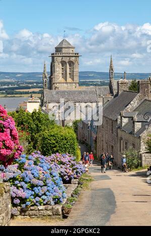 Frankreich, Finistere, Cornouaille, Locronan, beschriftet Les plus Beaux Villages de France (die schönsten Dörfer Frankreichs), Kirche Saint Ronan Stockfoto