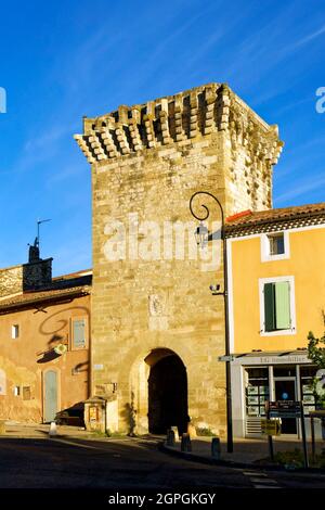 Frankreich, Vaucluse, Pernes les Fontaines, St. Gilles Tor des 14. Jahrhunderts Stockfoto