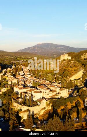 Frankreich, Vaucluse, mit Blick auf die mittelalterliche Stadt Vaison la Romaine mit der Burg der Grafen von Toulouse aus dem 12. Jahrhundert und dem Monte Ventoux im Hintergrund (Luftaufnahme) Stockfoto