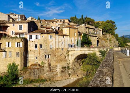 Frankreich, Vaucluse, Vaison la Romaine, römische Brücke über den Fluss Ouveze aus dem 1. Jahrhundert n. Chr. zwischen der Unterstadt und der mittelalterlichen Stadt Stockfoto