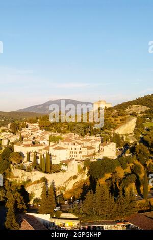 Frankreich, Vaucluse, mit Blick auf die mittelalterliche Stadt Vaison la Romaine mit der Burg der Grafen von Toulouse aus dem 12. Jahrhundert und dem Monte Ventoux im Hintergrund (Luftaufnahme) Stockfoto