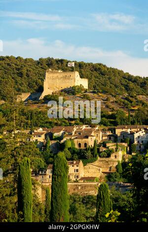 Frankreich, Vaucluse, mit Blick auf die mittelalterliche Stadt Vaison la Romaine mit den Grafen von Toulouse Schloss im 12. Jahrhundert erbaut Stockfoto