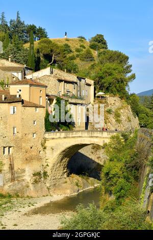 Frankreich, Vaucluse, Vaison la Romaine, römische Brücke über den Fluss Ouveze aus dem 1. Jahrhundert n. Chr. zwischen der Unterstadt und der mittelalterlichen Stadt Stockfoto